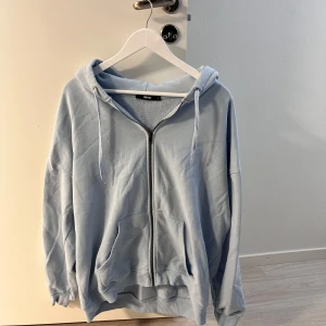 Ljusblå hoodie från Bik Bok - Superskön hoodie från bikbok🩵 nästan aldrig använd, over sized