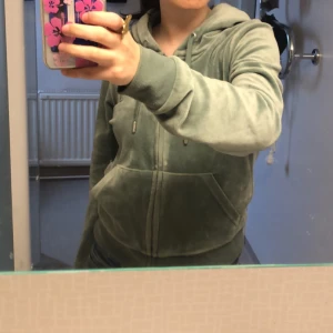 Juicy couture  - Grön juicy couture, säljer byxorna också men har ej en bild på dem ❤️grön