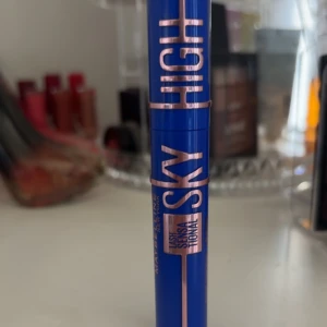 Sky High Mascara  Maybelline - Sky High Mascara från Maybelline. Blå mascara , använt 1 gång.