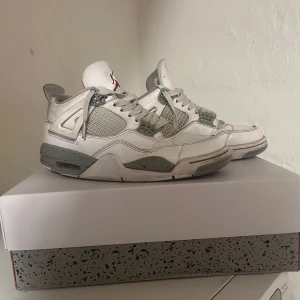 Jordan 4 White Oreo - Jordan 4 White Oreo Storlek 41 Ganska sliten undersida men anars bra skick