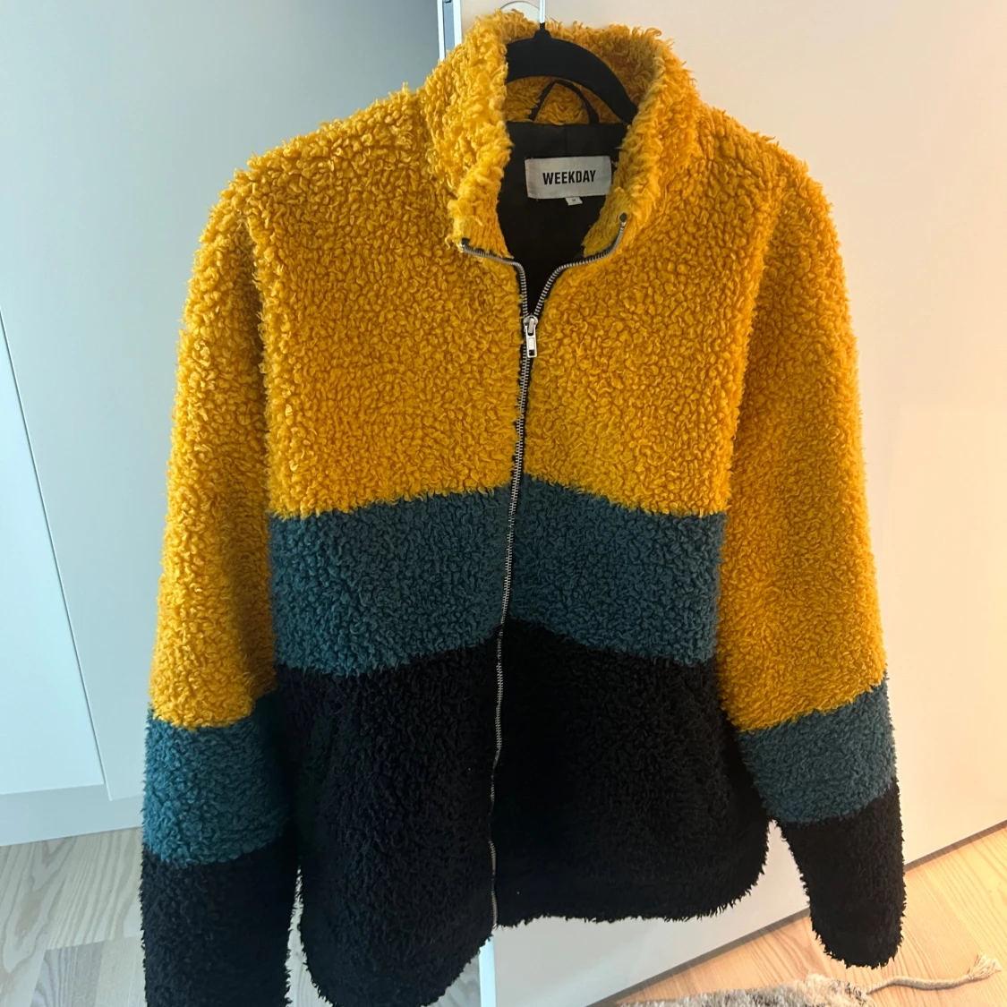 Flerfärgad teddyjacka från Weekday - 1
