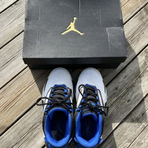 Nike Air Jordans i blått och svart - Snygga Nike Air Jordans i en cool kombination av blått, svart och vitt. Skorna har en klassisk snörning och den ikoniska Jumpman-loggan. Perfekta för dig som vill ha stil och komfort i ett. Väldigt bra skick har typ aldrig använt dom och dom har blivit för små nu så tänker sälja dom. Storlek 35 och man kan använda dom till basket också. Om ni vill så kan vi diskutera priset, Det är bara och skriva:) Och original box ingår. Ny pris 2500kr. Går inte och få tag på dom längre väldigt sällsynta skor.