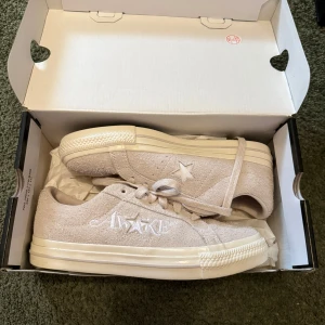 Converse Awake - Säljer ett par stilrena beige sneakers från Converse med en stjärndetalj på sidan.  Perfekta för sommaren.