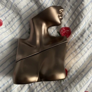 Billie Eilish - Eilish EdP - En stark och tung gourmand parfym med noter av B.la kakao, vanilj, amber, tonkaböna m.m. En av mina favoritdofter och har gått igenom 3 flaskor innan denna, perfekt för att layra med andra dofter, brukade layra den med Let the good times roll av Lush eller andra vanilj parfymer 🎀 flaskan är en 50 ml flaska men har använt till ca 35 ml, juicen är mörk vilket gör hållbarheten bättre ❤️ köptes för drygt 600 kr, säljer för 280