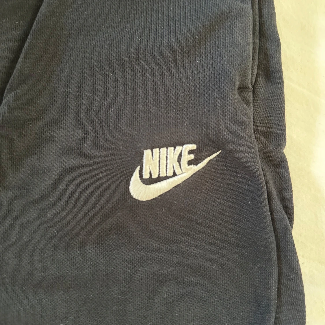 Svarta Nike mjukisbyxor - 1