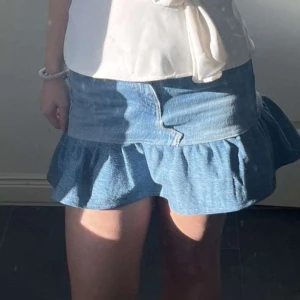 Lågmidjad jeanskjol - Cool lågmidjad jeanskjol från Levis, saknas en knapp men går enkelt att fixa. Storlek xs och i väldigt bra skick!