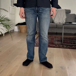 Levis 501 jeans  - Säljer ett par blå Levis 501 jeans i storlek 32/32, använda men i väldigt bra skick! Hör av vid mer funderingar!