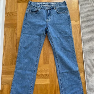 Low straight jeans - Säljer dessa low straight jeans från never denim, Bikbok!🌟 Modell JP LOW STRAIGHT 550 Storlek: waist 30, length 32