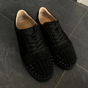 Christian louboutin viera spikers - Snygga svarta sneakers med nitar på tån och snörning. Perfekta för att ge din outfit en edgy touch. Tillverkade i skinn och mocka för en stilren look.