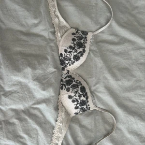 Intimissimi bh - Supersöt intimissimi bh i modellen Gioia (push-up). Knappt använd då den inte passar mig tyvärr. Storlek 75b
