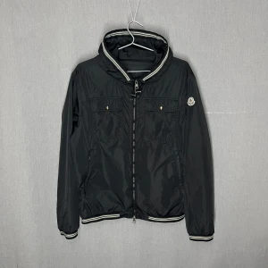 Moncler Windbreaker - Riktigt fet Moncler Jeanclaude i bra skick, skulle säga 7,5/10. Har ett litet hål (bild 5) och ett extremt litet hål som jag kan skicka bild på. Självklart äkta jacka. Storlek 4 i Monclers storlek, blir typ en M/L. Skriv för fler bilder eller vid funderingar 😁🙌