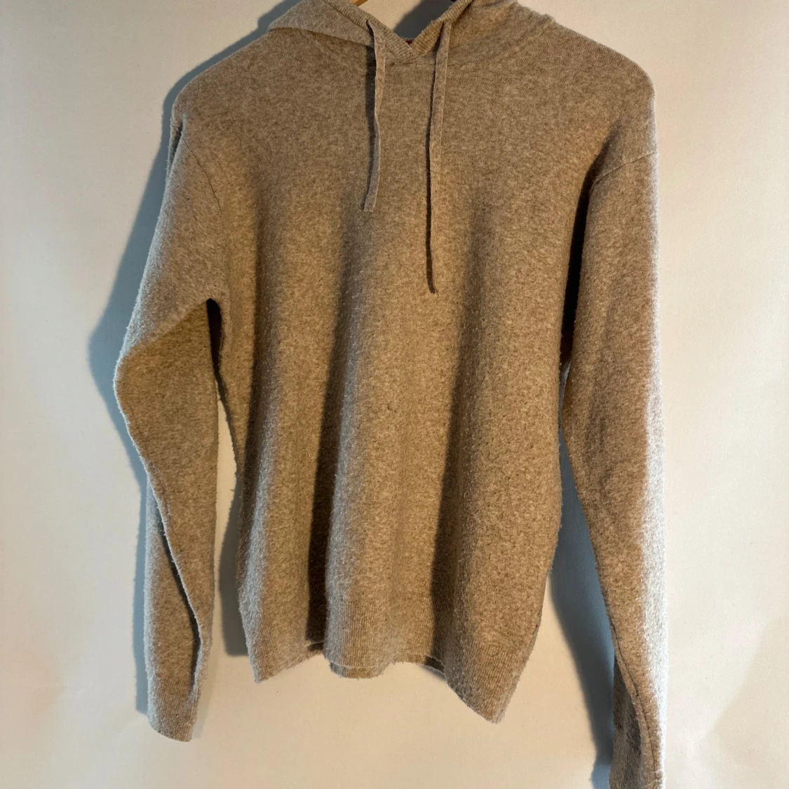 Beige stickad hoodie