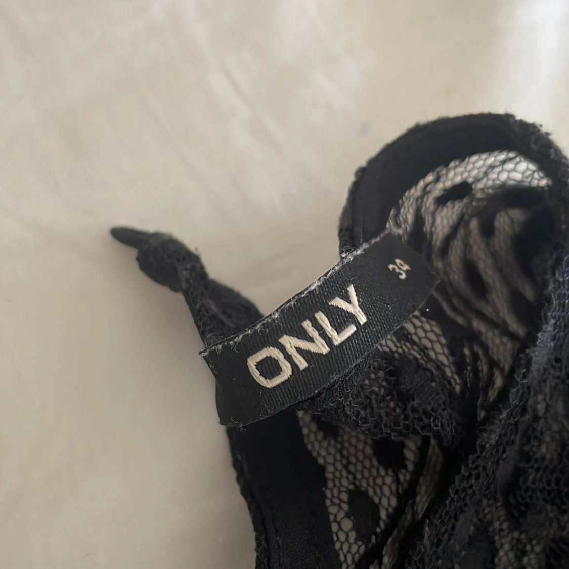 Svart spetsblus från ONLY - 2