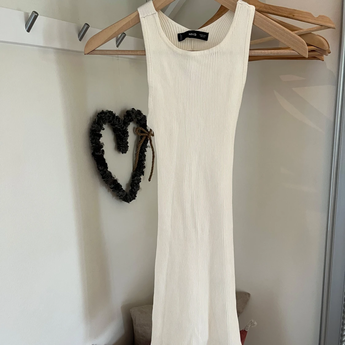 Vit ribbad klänning från Mango