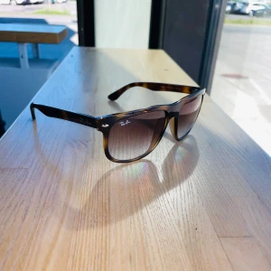 Rayban boyfriend  - Rayban solglasögon i modellen ”boyfriend”. Storlek 56. Ingår både fodral och putsduk. Kom med bud!