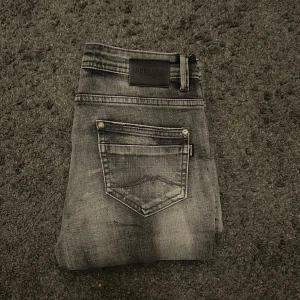 Grå slim jeans från deluxe  - Snygga grå jeans från Deluxe med en klassisk femficksdesign. De har en diskret tvättad look och en bekväm passform. Perfekta för en stilren vardagslook. Köpta för strax över 1100 på best secret, barn storlek (176) men passar w27 l30 skulle jag säga, nästintill oanvända! oklart om det är ett stort märke eller inte men skit snygga jeans🤩🤩