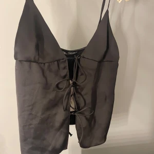 Zara topp - Snygg topp från Zara helt ny och oanvänd!! Säljer då jag ångrat mig. Skriv vid frågor!!