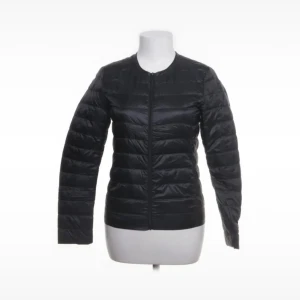 Svart Uniqlo jacka  - Säljer en svart dunjacka från Uniqlo i storlek S. nästan helt oanvänd. Säljer på grund av att den är för liten. Skriv för fler frågor eller bilder.