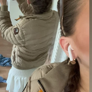 Parajumpers jacka unisex - Säljer min pjs jacka i gott skick då jag håller på och rensar ut kläder jag inte använder längre, inga riktiga tyd på användning och inte använts så jätte ofta då jag näst intill glömt bort att jag hade den. Oseriösa köpare svarar jag inte. Köparen står för frakt, storleken är S/M jag har S och den är ganska stor på mig 