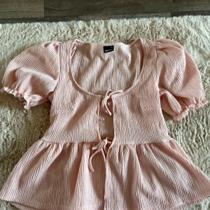 Rosa topp - Säljer denna jätte söta topp från ginatricot som jag köpte förra sommaren, den kom tyvärr aldrig till användning. Passar både till byxor, jeans och kjol så man kan få många fina outfits med denna topp
