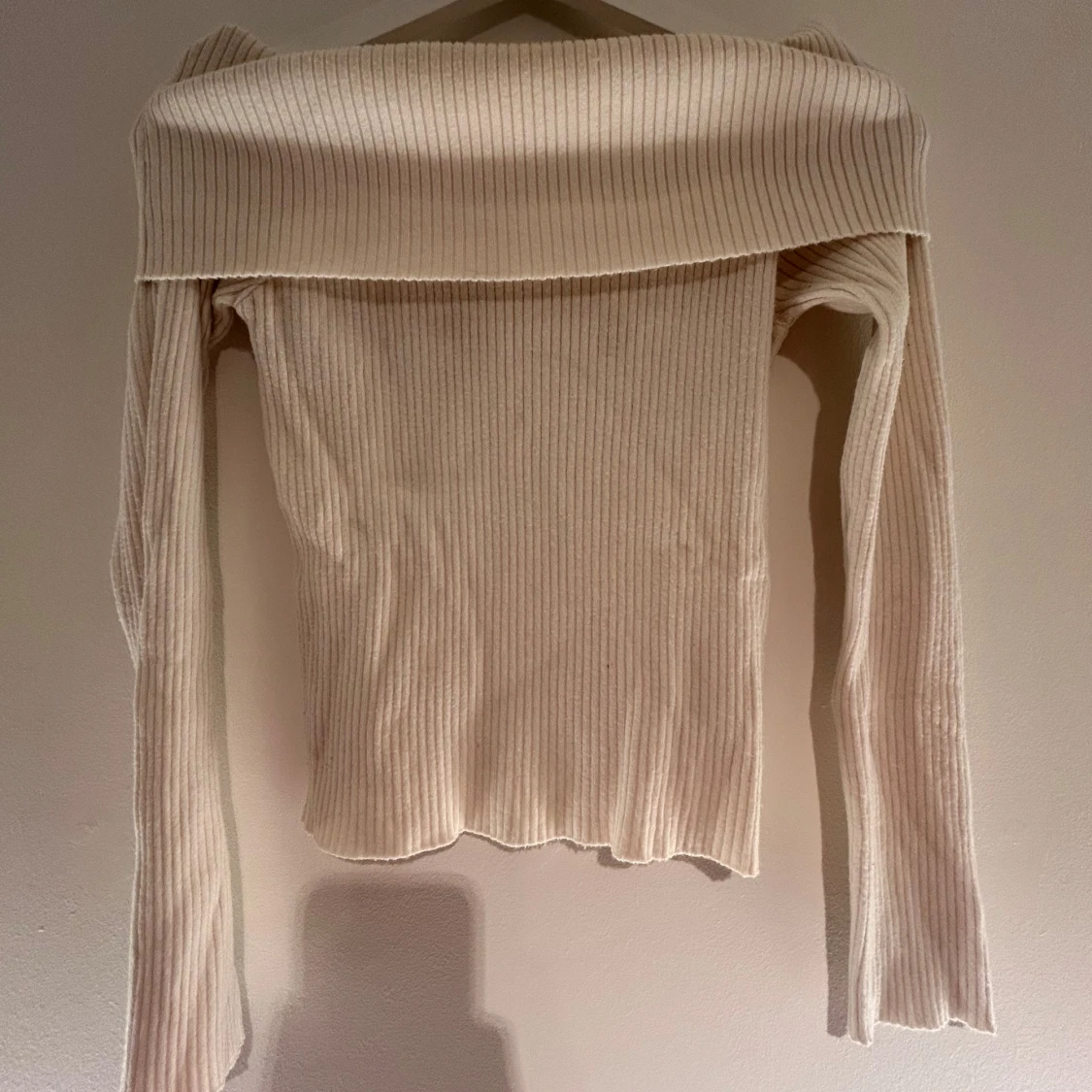 Vit ribbad offshoulder tröja från H&M💞