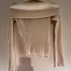 Vit ribbad offshoulder tröja från H&M💞 - Säljer en stilren vit ribbad offshoulder tröja från H&M. Perfekt för en trendig look med långa ärmar och en bekväm passform. Passar utmärkt till både jeans och kjol.💗🤗kontakta mig om det är något. Köparen står för frakten💗