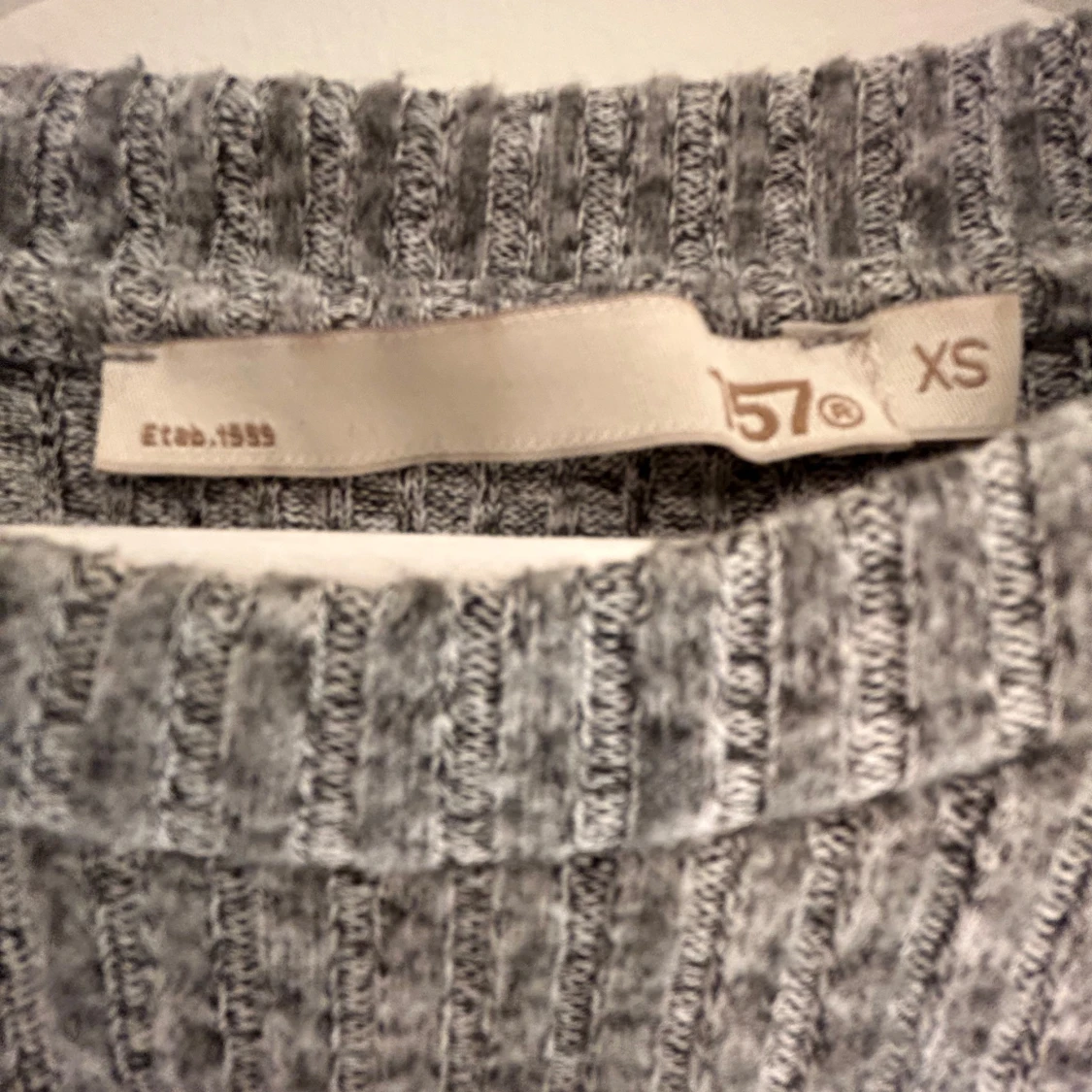 Grå ribbad tröja från 57 - 2