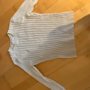 Vit ribbad tröja från Zara - Säljer en  vit ribbad tröja från Zara då den inte kommer till användning längre. Tröjan är i storlek 11-12, men kan passa XXS också!