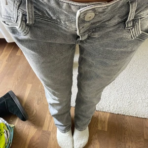 LTB jeans-straight leg - Vet ej om dessa säljs längre, men säljer pga fel storlek! Har lagt ett snöre i midjan som även kan dras ut.