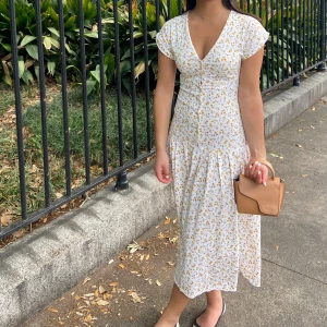 Vit blommig långklänning - Säljer nu min favorit klänning som tyvärr har blivit för liten. 