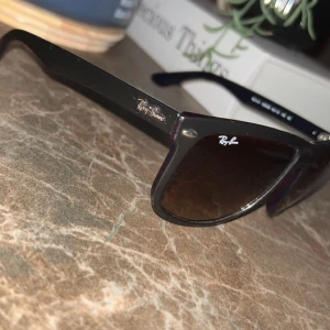 Raybans  - Hjälper min pappa att sälja ett par raybans, Tyvär följer inte fodral med då han har förlagt det någon stans och går inte att hitta. Storlek 60:15. Lite små repor men ser knappast, Köpta för 1900 kr. Men test på glas och båge är i 10/10 skick. Hade tagit dom själv om dom inte var för stora på mig. 