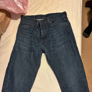 Levi's 513 jeans(pris kan diskutera) - Säljer ett par klassiska Levi's 513 jeans i blå denim. De har en normal passform och är tillverkade i bomull. Perfekta för en avslappnad stil. Säljes för de ej passar mig 