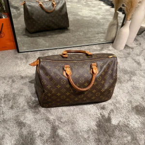 Luis vuitton speedy 35 - Perfekta väskan, i jättefint vintage skick förutom att flärpen på dragkedjan har lossnat, har kvar flärpen och skruven. Frågade dom i butiken på birgerjarlsgatan och det går att laga för 500kr om man lämnar in den 💕 Därav det låga priset, inköpt på first second vintage äkthetsintyg medföljer💕 