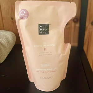 The Ritual of Sakura Hand Wash Refill - Refillpåse för handtvål från The Ritual of Sakura med doft av rismjölk och körsbärsblom. Innehåller 300 ml. Perfekt för att fylla på din favoritflaska och njuta av en lyxig doft varje dag. Den var väldigt dyr, kostade runt 300kr. Säljer för 80kr, pris kan diskuteras❤️