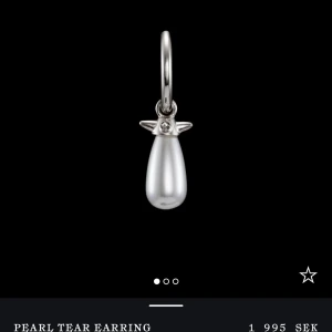 Silverörhänge med pärldroppe - Super snyggt örhänge från Maria Nilsdotter!!💖💖 Har andvänds ganska mycket så det har tappat lite färg vid nitarna vid pärlar annars är det i bra skick