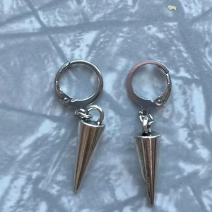  Hemmagjorda silverfärgade örhängen 💕 - Hemmagjorda silverörhängen med nitar💕