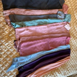 Flera färgglada  - Slöjor för muslimska kvinnor. Olika färger 