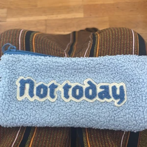 Blå pennfodral - Säljer en unik blå penfodral, penfodralen har en dragkedja upptill för säker förvaring av dina saker. Perfekt för att ge en avslappnad och rolig touch till din vardag.