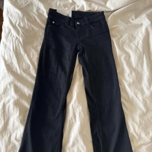 Svarta bootcut jeans - Helt nya Cheep monday jeans från Weekday. Fick hem dem igår men tyvärr för små för mig. Helt slutsålda. 