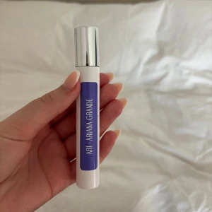 Ariana Grande parfym  - Ariana Grande Ari parfym i 10ml travel size. Helt oanvänd.