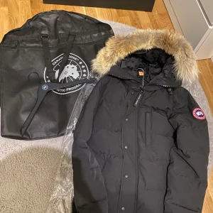 Canada Goose Carson Parka - Svart Carson Parka, storlek S (passar mig som är 185 cm), i mycket fint skick, allt original följer med, orderbekräftelse samt kvitto tillkommer.