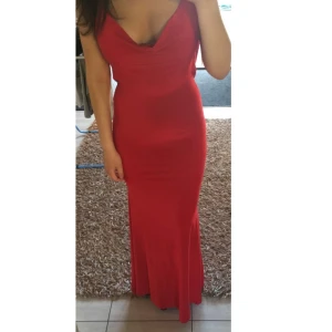 Röd långklänning - Röd långklänning med djup urringning och öppen rygg