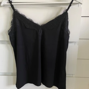 Svart linnetopp från Amisu - Snygg svart linnetopp från Amisu med spets! I storlek S och knappt använd💕