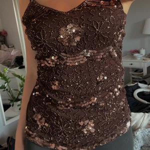 Paljett detalj topp - Glittrig festtopp med paljetter på. Så cool!!