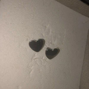 Hjärtformade örhängen i silver - Söta hjärtformade örhängen i silver. Perfekta för att ge en subtil och elegant touch till din stil. Passar både till vardag och speciella tillfällen.