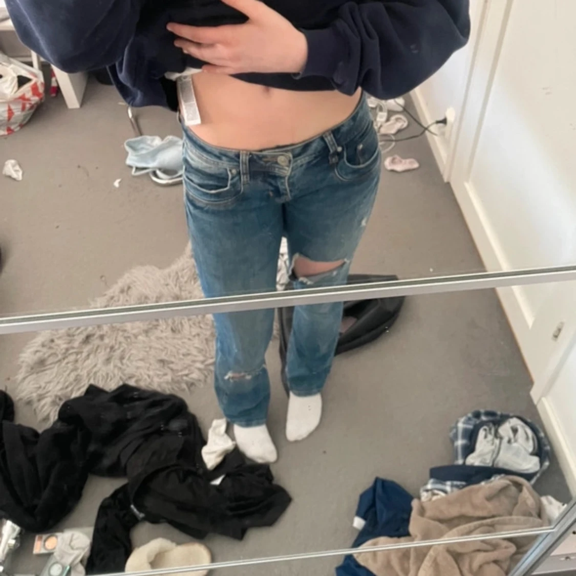 Blå jeans med slitningar