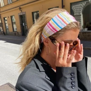 Hårband djerf avenue - Gulligt hårband från djerf avenue, säljer då det inte kommer till användning! Som nytt🍓💗