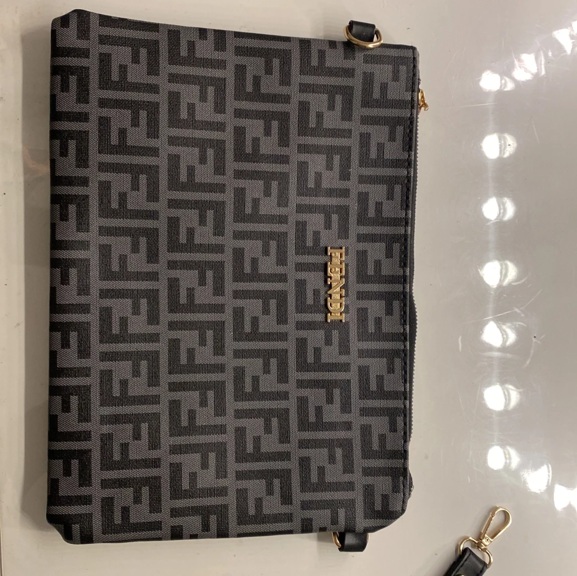 Svart och grå axelväska med mönster