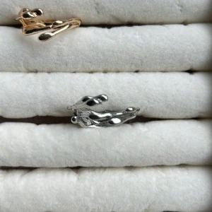 Silverfärgad ring - Alla som köper minst två ringar får en slumpmässig vald ring på köpet. Vid köp över tre ringar får man välja ringen som kommer på köpet🛍️🛍️(Går ej kombinera med andra erbjudande.)