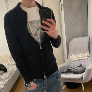 J Lindeberg fullzip tröja - Blå Fullzip tröja i merinoull från J.Lindeberg storlek S. Kom med bud!